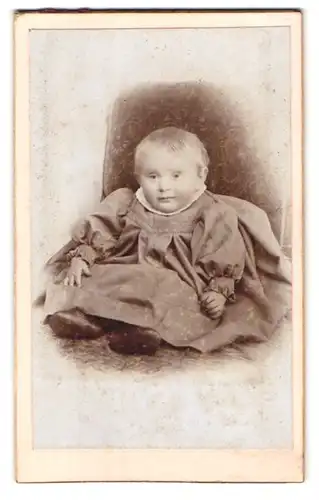 Fotografie Fr. Ahlborn, Mansfeld, Portrait niedliches Kleinkind im modischen Kleid