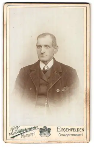 Fotografie J. Zimermann, Eggenfelden, Öttingerstrasse 4, Portrait stattlicher Herr in modischer Kleidung