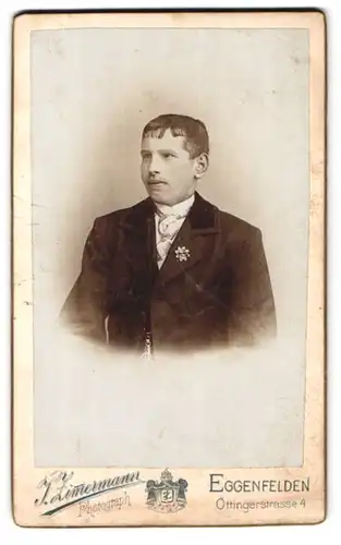 Fotografie J. Zimermann, Eggenfelden, Öttingerstrasse 4, Portrait junger Mann im Anzug mit Fliege