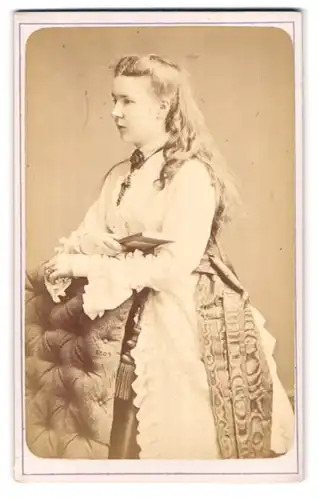 Fotografie Herman Koch, Neuwied a /Rhein, Engerser-Strasse 86, Portrait junge Dame in hübscher Kleidung mit Buch