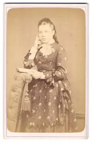 Fotografie Herman Koch, Neuwied a /Rhein, Engerser-Strasse 86, Portrait junge Dame im modischen Kleid mit Buch