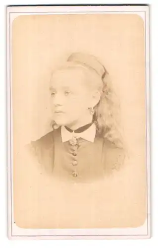 Fotografie Herman Koch, Neuwied a /Rhein, Engerser-Strasse 86, Portrait junge Dame mit Halsband
