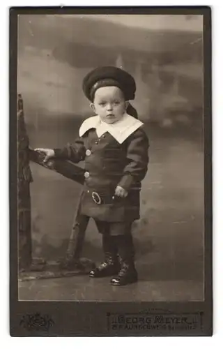 Fotografie Georg Meyer, Braunschweig, Bankplatz 3, Portrait kleiner Junge im Matrosenanzug mit Mützenband