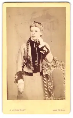 Fotografie J. Jeanneret, Montreux, Portrait modisch gekleidete Dame mit Flechtzopf