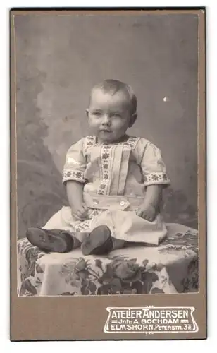 Fotografie A. Bochdam, Elmshorn, Peterstrasse 37, Portrait niedliches Kleinkind in hübscher Kleidung