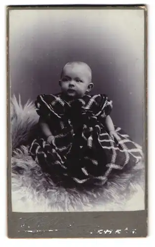 Fotografie unbekannter Fotograf und Ort, Portrait niedliches Kleinkind im karierten Kleid