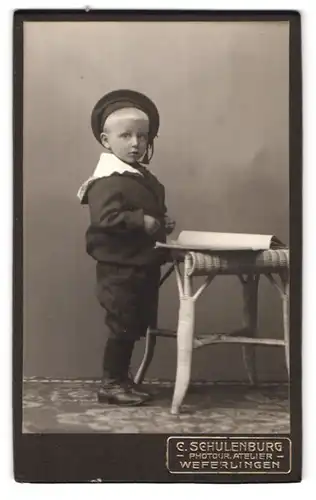 Fotografie C. Schulenburg, Weferlingen, Portrait kleiner Junge im Matrosenanzug mit Heft