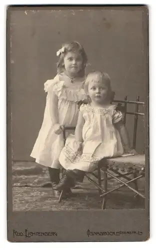 Fotografie Rud. Lichtenberg, Osnabrück, Möserstrasse 24, Portrait zwei kleine Mädchen in hübschen Kleidern