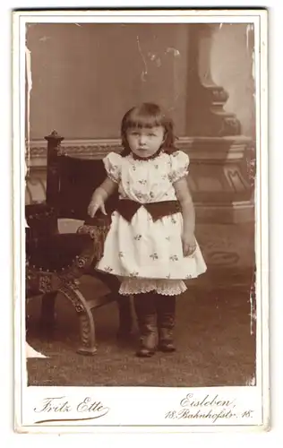 Fotografie Fritz Ettte, Eisleben, Bahnhofstrasse 18, Portrait kleines Mädchen im modischen Kleid