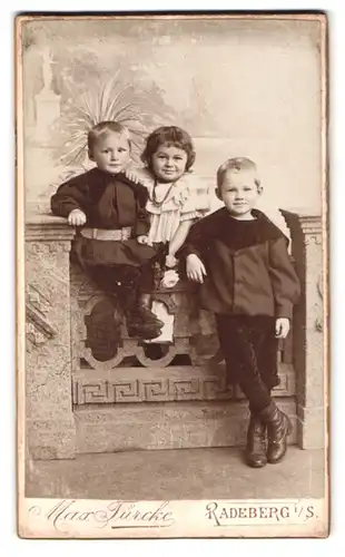 Fotografie Max Türcke, Radeberg i /S., Langestrasse 1, Portrait zwei kleine Junge und Mädchen in modischer Kleidung