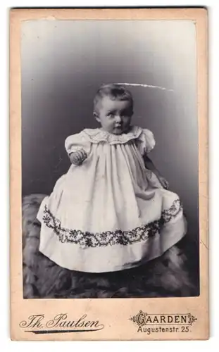 Fotografie Th. Paulsen, Gaarden, Augustenstrasse 25, Portrait niedliches Kleinkind im hübschen Kleid