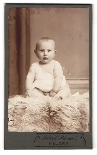 Fotografie C. Römmert, Helbra, Portrait niedliches Kleinkind im weissen Hemd
