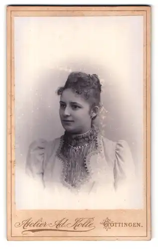 Fotografie Adolf Kolle, Göttingen, Prinzenstrasse 8, Portrait junge Dame in modischer Kleidung