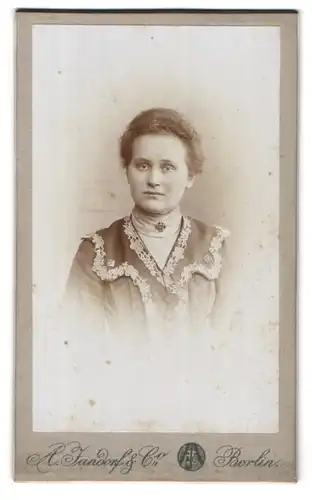 Fotografie A. Jandorf & Co., Berlin-SW, Bellealliancestrasse 1-2, Portrait junge Dame in hübscher Kleidung