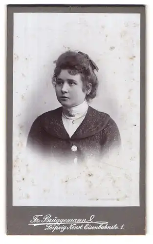 Fotografie Friedr. Brüggemann, Leipzig-Neustadt, Eisenbahnstrasse 1, Portrait junge Dame in modischer Kleidung