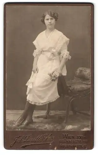 Fotografie Johann Dastl`s Witwe, Wien, Brünnerstrase 118, Portrait junge Dame im weissen Kleid mit Blumen