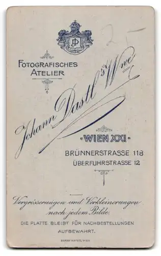 Fotografie Johann Dastl`s Witwe, Wien, Brünnerstrase 118, Portrait junge Dame im weissen Kleid mit Blumen