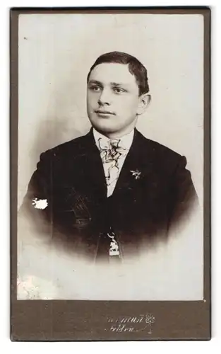Fotografie J. Zimerman, Eggenfelden, Oettingerstrasse 4, Portrait junger Mann in modischer Kleidung