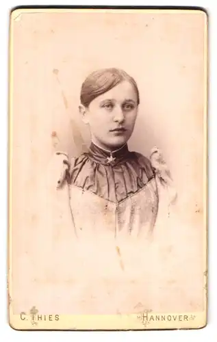 Fotografie C. Thies, Hannover, Portrait junge Dame in modischer Kleidung