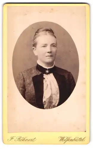 Fotografie F. Röhnert, Wolfenbüttel, Rosenwall, Brustportrait hübsche Dame mit Hochsteckfrisur