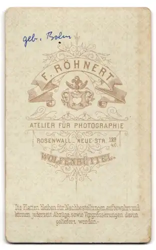 Fotografie F. Röhnert, Wolfenbüttel, Rosenwall, Brustportrait hübsche Dame mit Hochsteckfrisur