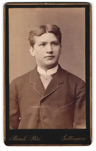 Fotografie Bernh. Petri, Göttingen, Weender-Strasse 80, Portrait junger Mann mit moderner Frisur