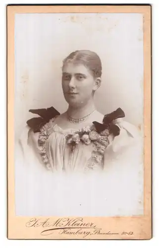 Fotografie J. A. M. Kleiner, Hamburg, Steindamm 50-52, Portrait hübsche Dame mit Halskette