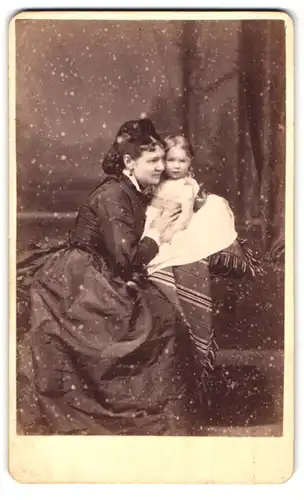 Fotografie Bullock Brothers, Leamington, 20 Lower Parade, Mutter im langen Kleid mit niedlicher Tochter im Arm