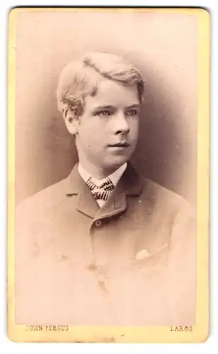 Fotografie John Fergus, Largs, Portrait blonder Knabe mit strahlenden Augen