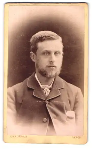 Fotografie John Fergus, Largs, Portrait junger Gentleman mit Vollbart