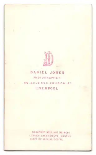 Fotografie Daniel Jones, Liverpool, 66 Bold Street, Edeldame mit Schuck im Biedermeier-Kleid