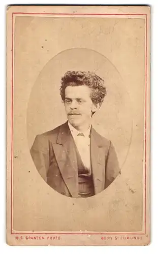 Fotografie W. S. Spanton, Bury St. Edmunds, 16 Abbeygate Street, Portrait Gentleman im Anzug mit wirrer Frisur