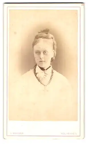 Fotografie L. Wagner, Wiesbaden, Taunusstrasse 12, Portrait hübsches Mädchen mit Halskette, Kruzifix & geflochtenem Haar