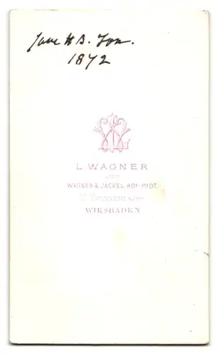 Fotografie L. Wagner, Wiesbaden, Taunusstrasse 12, Portrait hübsches Mädchen mit Halskette, Kruzifix & geflochtenem Haar