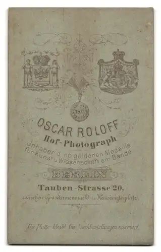 Fotografie Oscar Roloff, Berlin, Tauben Strasse 20, Herr mit Buch und Zwicker im Foto-Atelier