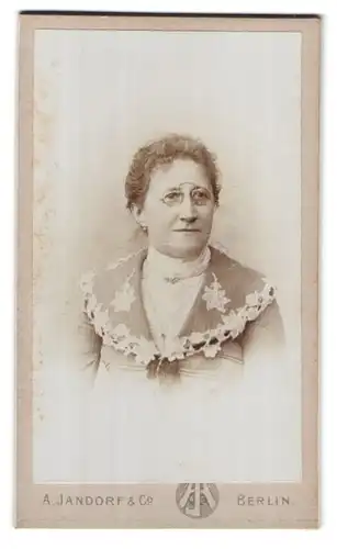 Fotografie A. Jandorf & Co., Berlin, G. Spittelmarkt 16-17, Portrait betagte Dame mit Zwicker & Brosche
