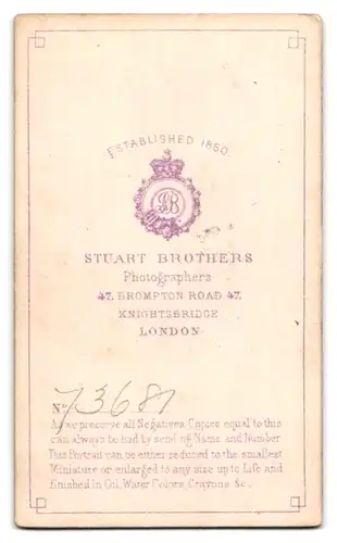 Fotografie Stuart Brothers, London, 47 Brompton Road, Portrait Gentleman mit Backenbart trägt Anzug und Krawatte