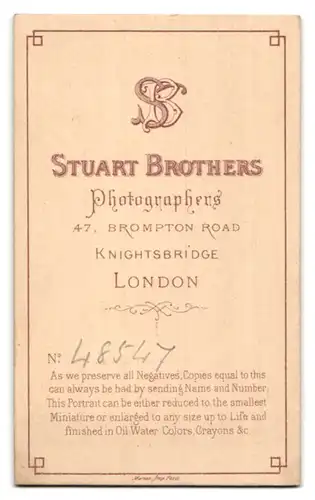 Fotografie Stuart Brothers, London, 47 Brompton Road, Hausfrau im Sonntagskleid mit Schmuck, Ohrringe & Kragenbrosche