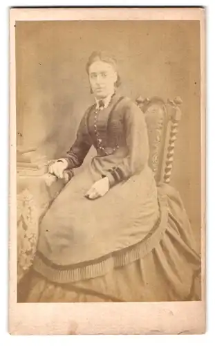 Fotografie Sinclair & Co., London, 70 Euston Road, junge Dame im Sonntagskleid auf Stuhl sitzend