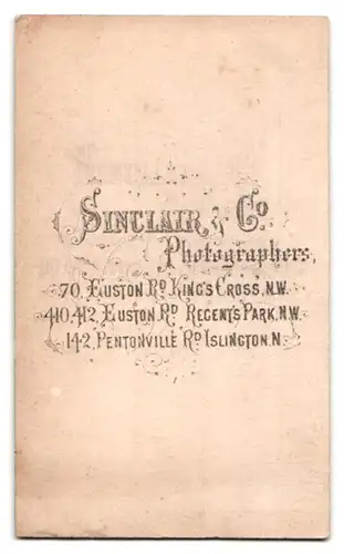 Fotografie Sinclair & Co., London, 70 Euston Road, junge Dame im Sonntagskleid auf Stuhl sitzend