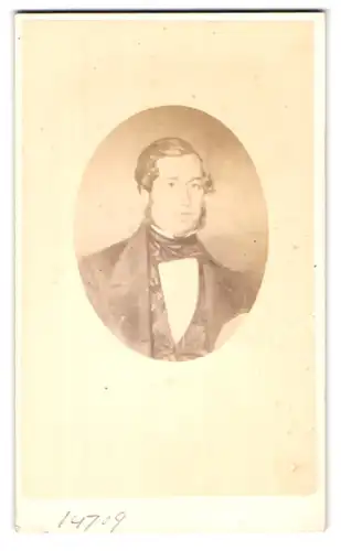 Fotografie Turner & Co., Islington, 17 Upper Street, Gentleman im Anzug mit Koteletten