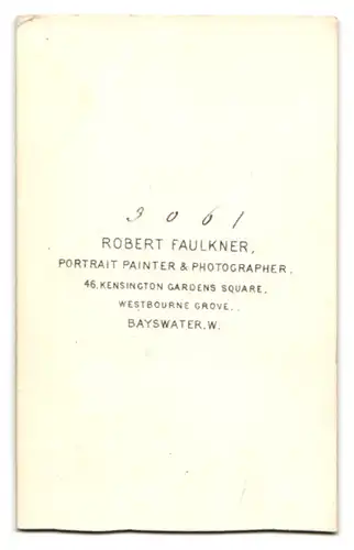 Fotografie Robert Faulkner, Bayswater, 46 Kensington Gardens Square, Portrait hübsche junge Dame