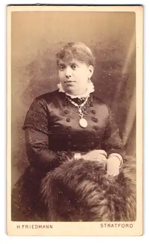 Fotografie Henry Friedmann, London, 126 The Grove, junge Hausfrau im schwarzen Kleid mit Halskette & Anhänger