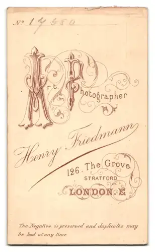 Fotografie Henry Friedmann, London, 126 The Grove, junge Hausfrau im schwarzen Kleid mit Halskette & Anhänger