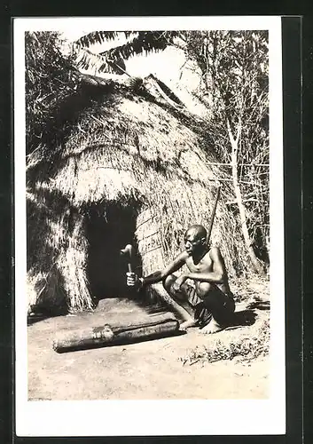AK Afrikaner vor seiner Hütte beim Handwerk