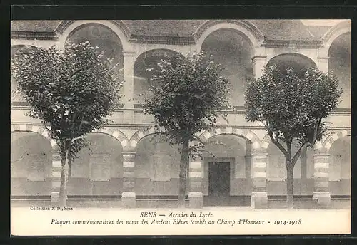 AK Sens, Arcades du Lycée, Plaques commémoratives des noms des Anciens Élèves tombés au Champ d'Honneur 1914-1918