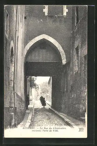 AK Auxerre, La Rue du 4-Septembre, Ancienne Porte de Ville