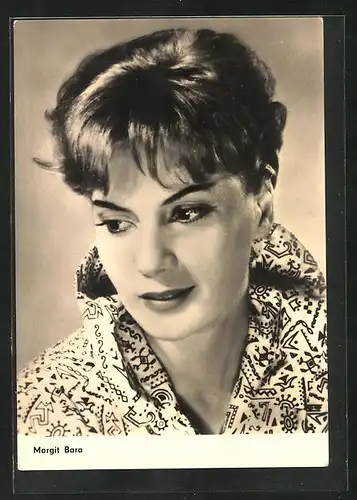 AK Schauspielerin Margit Bara lächelnd