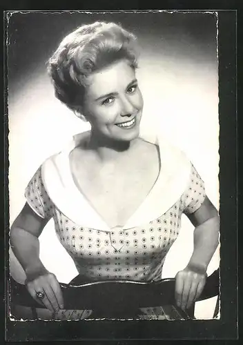 AK Schauspielerin Gardy Granass mit freundlichem Lächeln