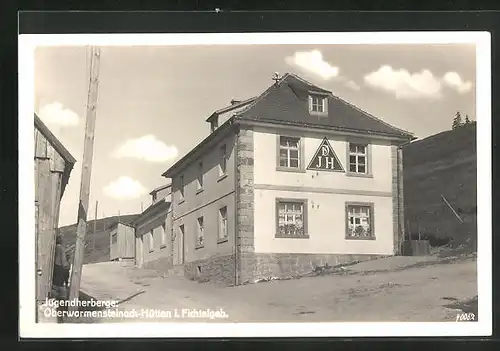 AK Oberwarmensteinach-Hütten i. Fichtelgeb., Strasse an der Jugendherberge